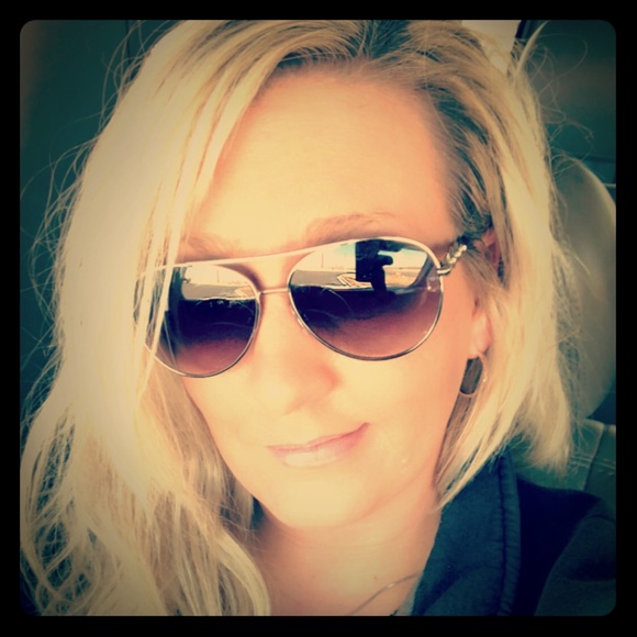 Meet your Posher, Megan - Picture 1 of 5